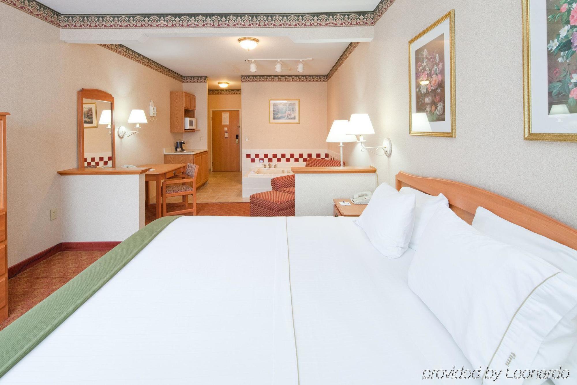 Holiday Inn Express Hotel & Suites Wauseon By Ihg Pokoj fotografie