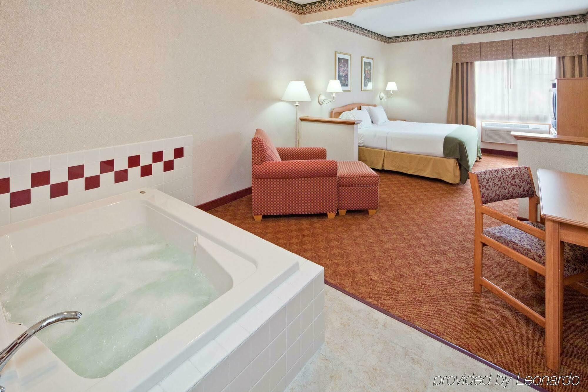 Holiday Inn Express Hotel & Suites Wauseon By Ihg Pokoj fotografie